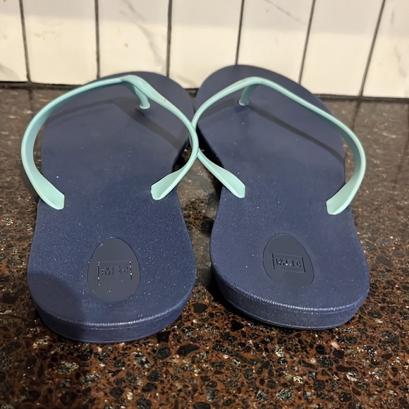 Mec shoreline womens flip flops size 8- new never used- blue beach pool sandals - Picture 2 of 5